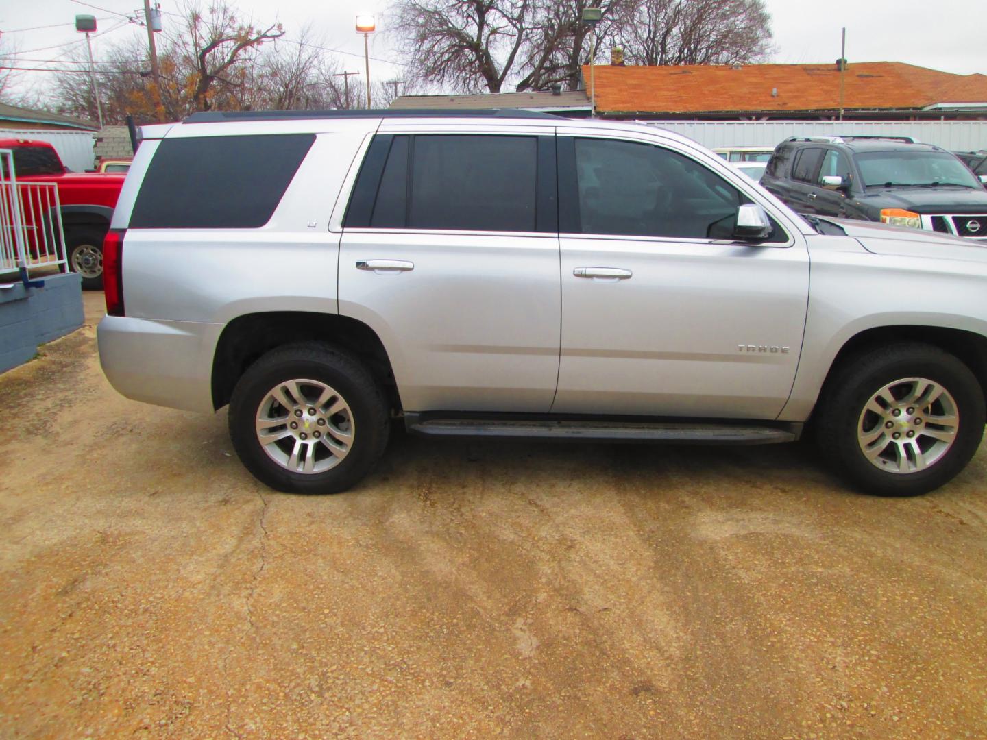 2015 SILVER /BLACK Chevrolet Tahoe (1GNSCBKC4FR) , located at 1815 NE 28th St., Fort Worth, TX, 76106, (817) 625-6251, 32.795582, -97.333069 - Photo#3